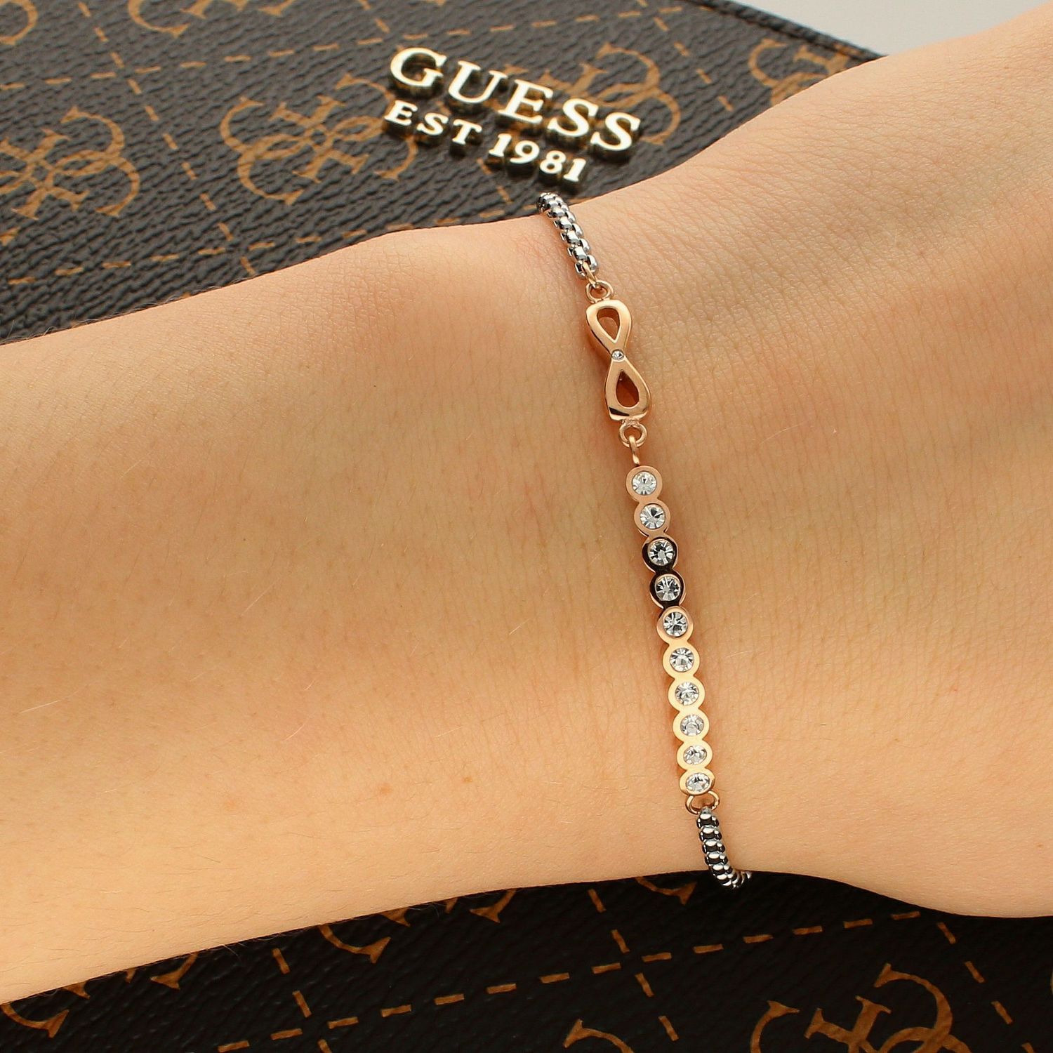 Bransoletka Nomination Italy z kolekcji Milleluci. Wykonana ze stali szlachetnej, zdobiona mieniącymi się, błyszczącymi cyrkoniami oraz zawieszką w kształcie symbolu nieskończoności w kolorze różowego złota..jpg